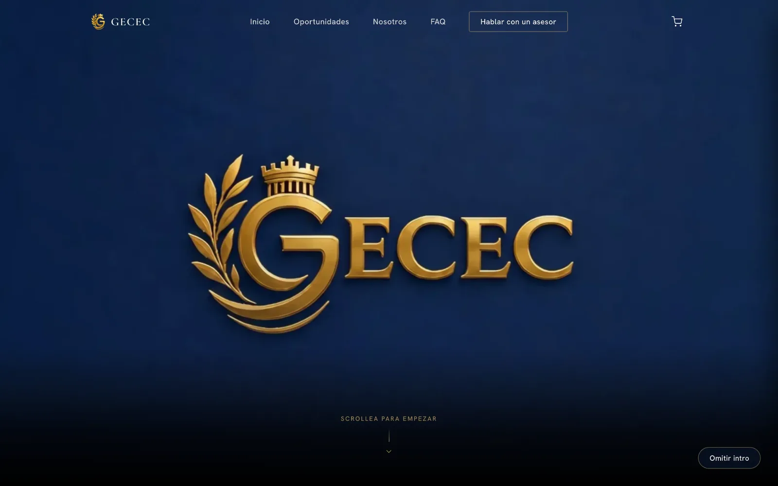 Portada de GECEC en escritorio: emblema dorado con laureles y corona sobre fondo azul marino, menú superior, la indicación «Scrollea para empezar» y el botón «Omitir intro».