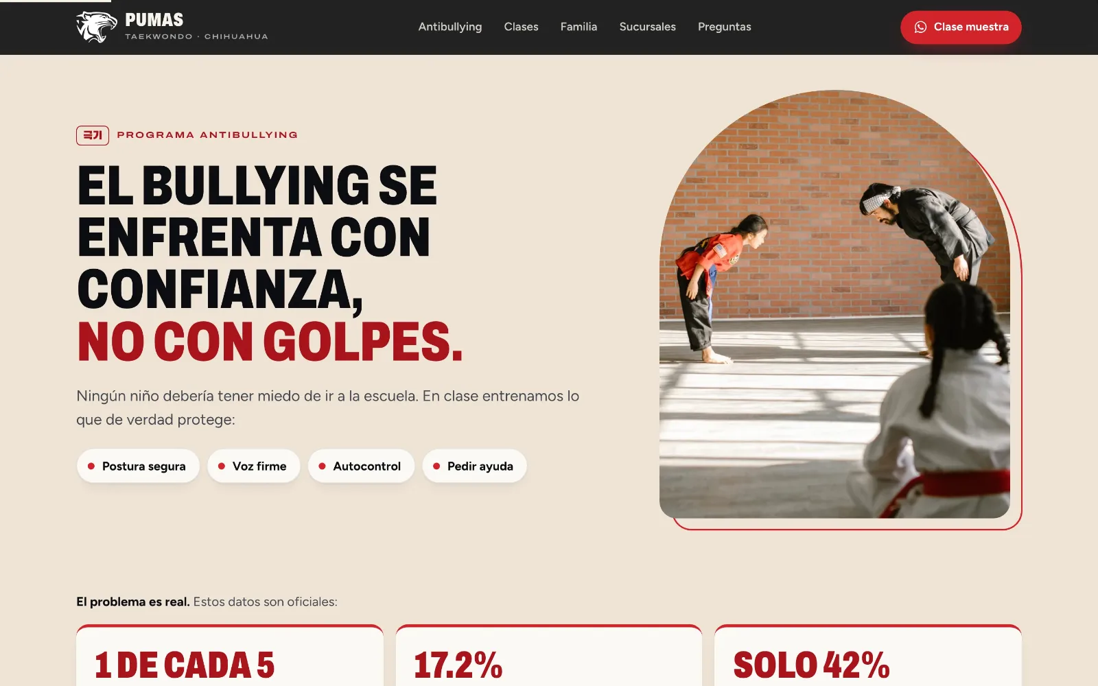Sección del programa antibullying sobre fondo cantera: titular «El bullying se enfrenta con confianza, no con golpes», cuatro etiquetas de habilidades, una foto en marco de arco y, abajo, tarjetas con cifras oficiales como «1 de cada 5».