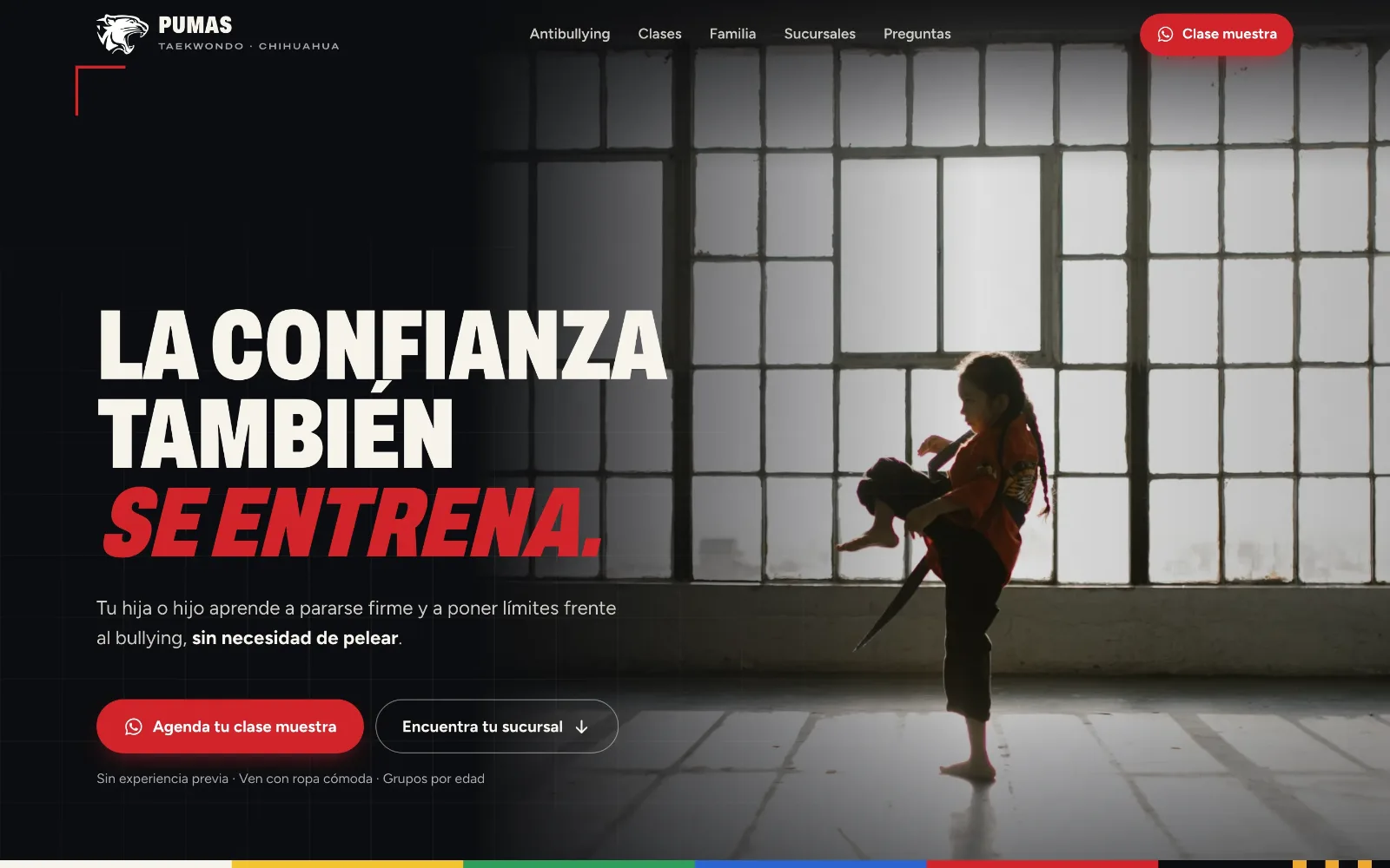 Portada del sitio de Pumas Taekwondo en escritorio: titular «La confianza también se entrena» en letras condensadas blancas y rojas sobre fondo negro, botón rojo «Agenda tu clase muestra» y una niña haciendo una patada frente a un ventanal.